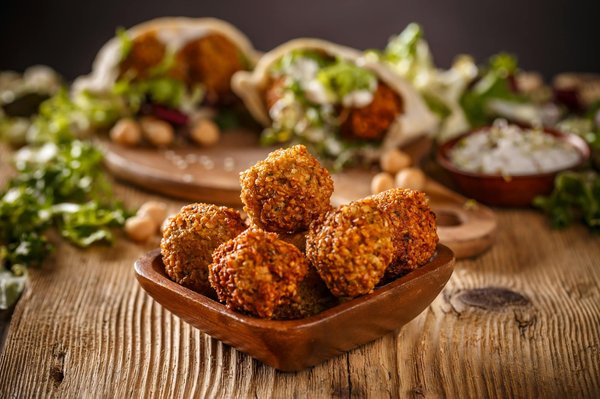 Wie stellt man selbstgemachte vegetarische Falafel mit Kichererbsen her?