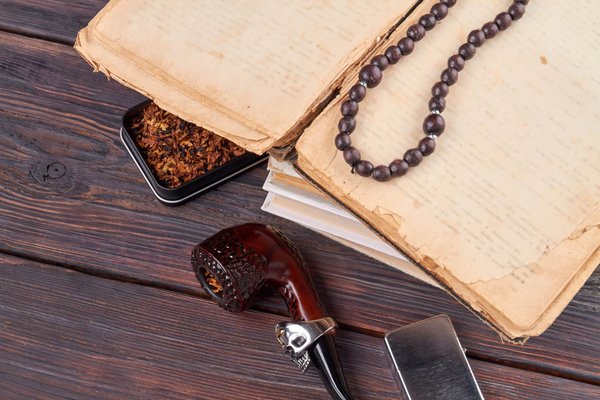 Wie kann man mit Broschen und Ansteckern Akzente in Business-Outfits setzen?